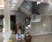 Cầu thang kính tay vịn gỗ thi công tại Thuận Thành Bắc Ninh